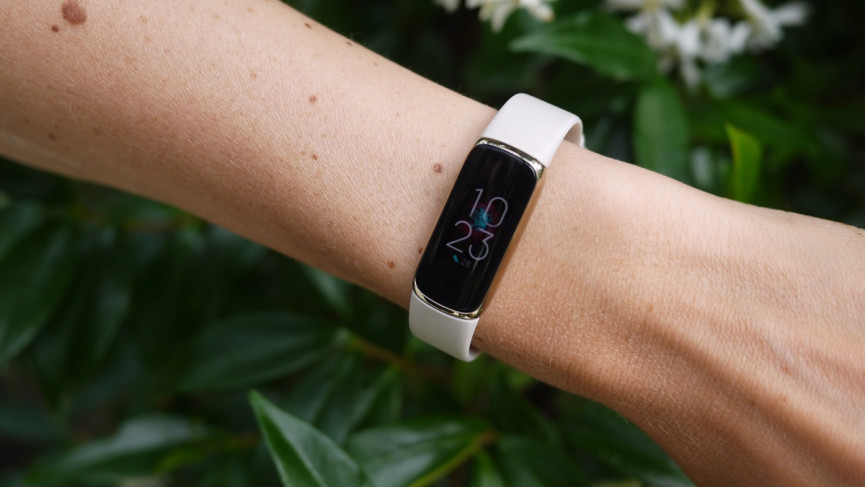 Fitbit Charge 5 vs Fitbit Luxe: Know The Differences