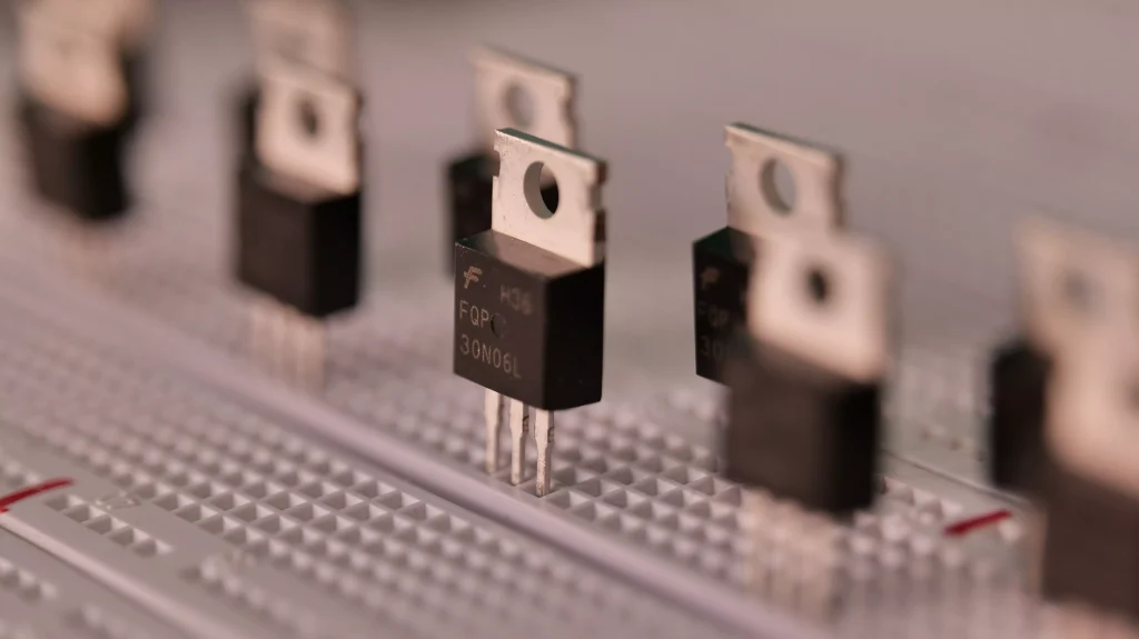 Transistors: Components, Classification, Features And Characteristics