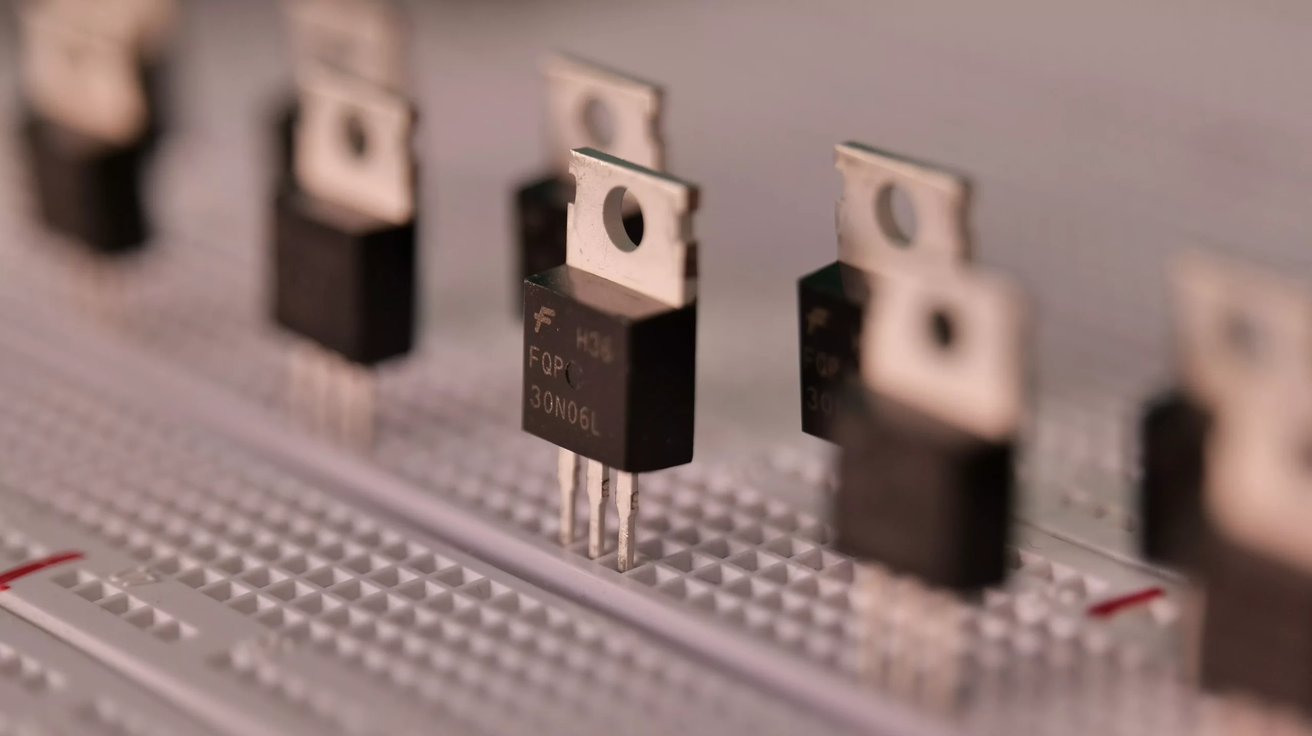Transistors: Components, Classification, Features And Characteristics